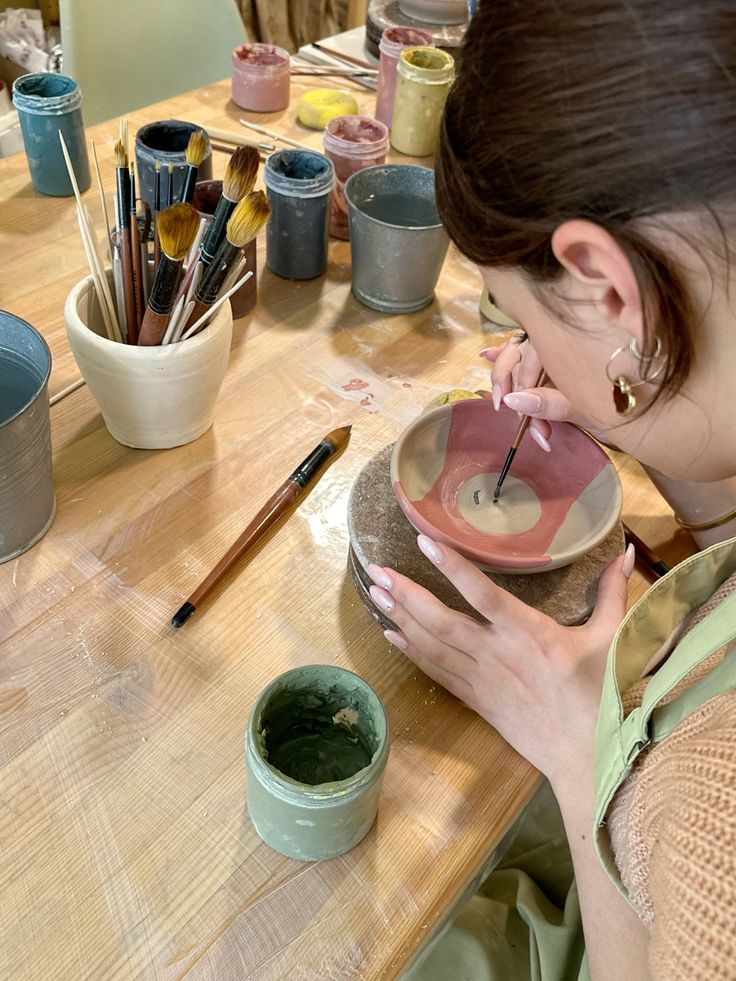 Una persona pintando una pieza de torno